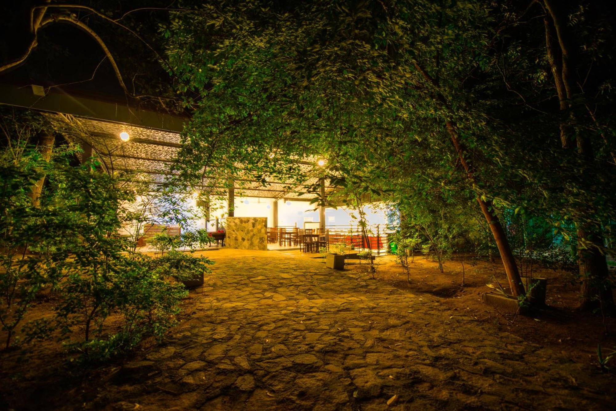 C B S Resort Udawalawe Buitenkant foto
