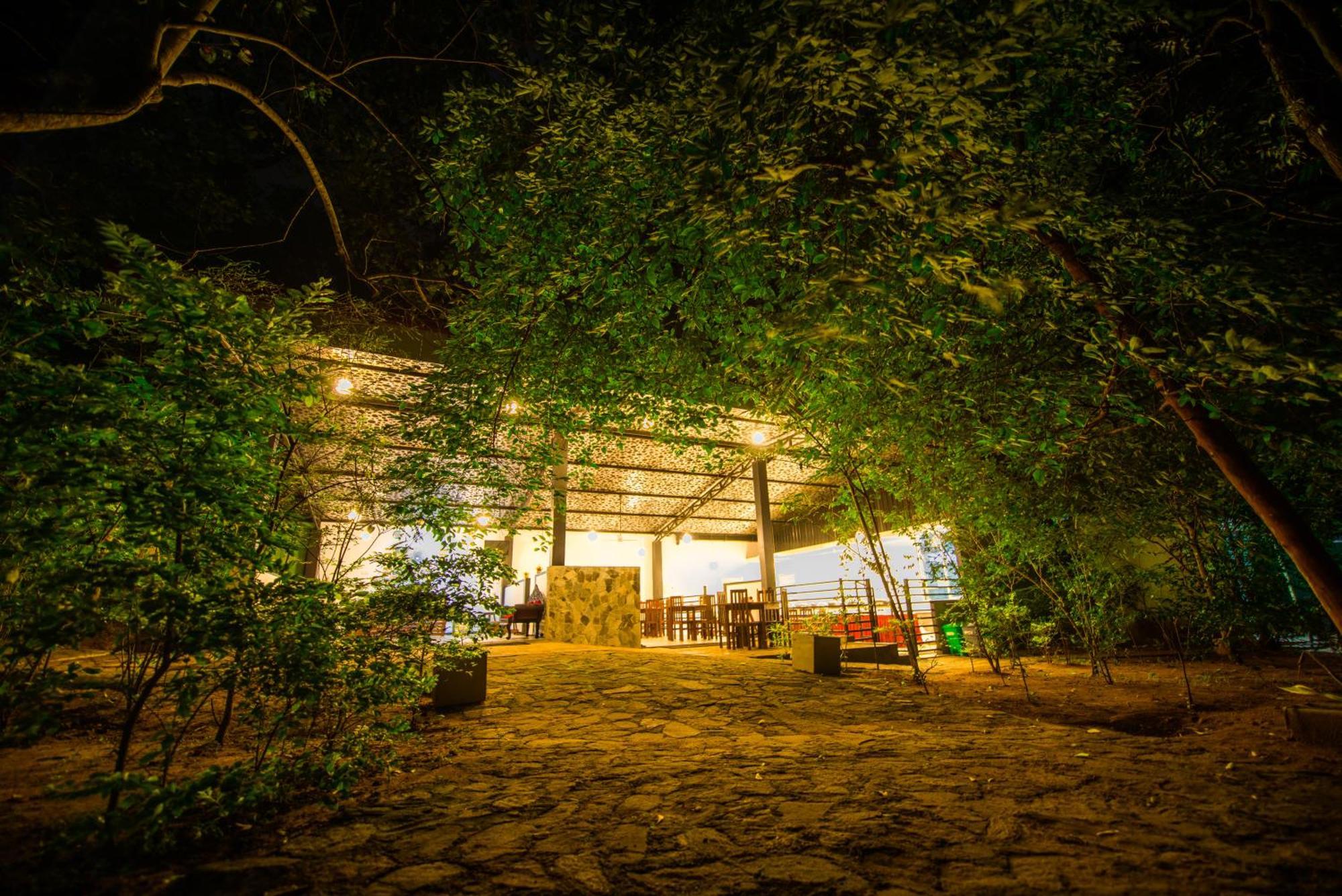 C B S Resort Udawalawe Buitenkant foto